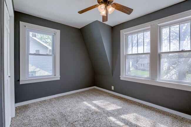 Building Photo - 6 Month Lease! 3Bed 2Bath with 3 Stall Garage!