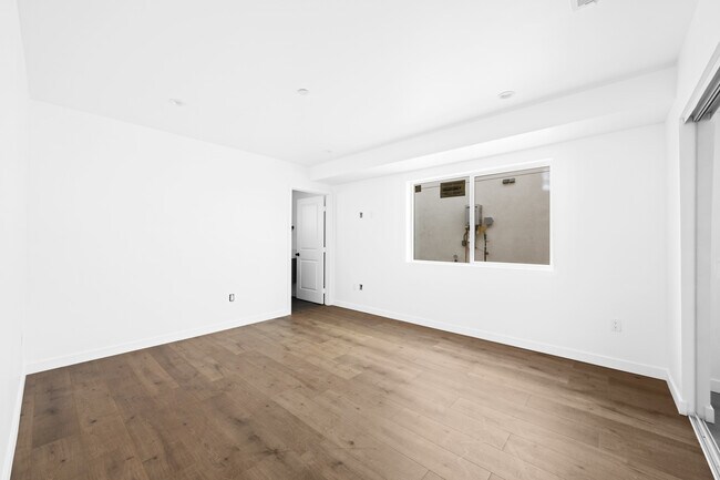 Building Photo - 6830 Hazeltine Ave