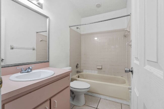 Building Photo - 3BR, 2BA available now in Silver Springs Shores