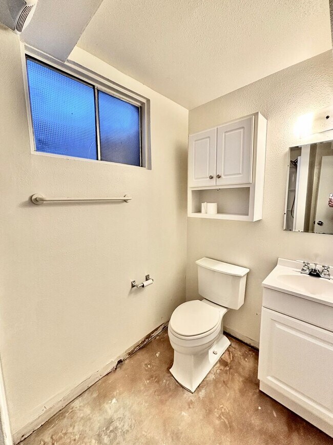 Building Photo - Expansive 5-Bedroom Home with Modern Comfort & Flexible Living Space! Available Now!!