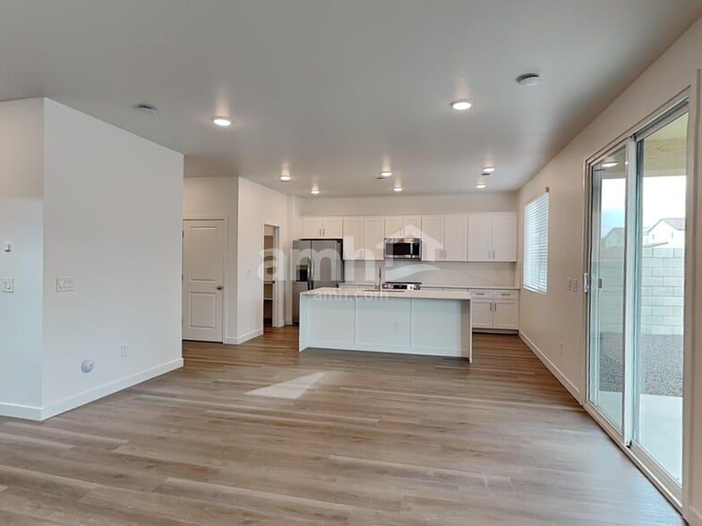 Building Photo - 9724 W Parkway Dr