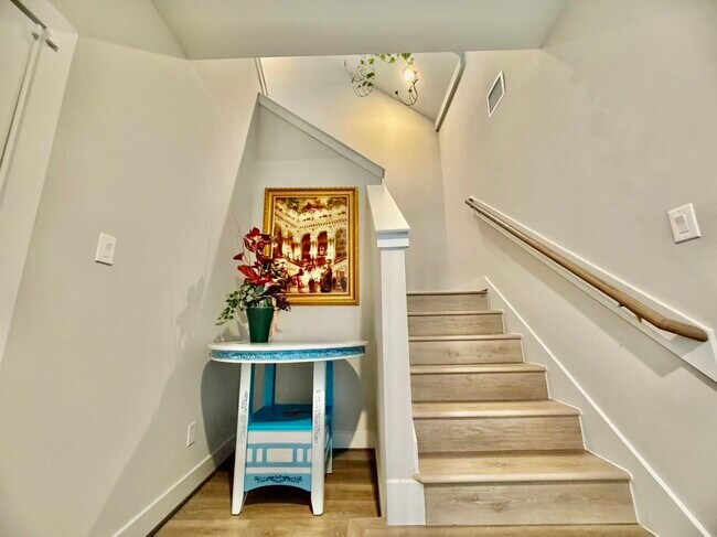 Building Photo - 1254 N Post Oak Rd