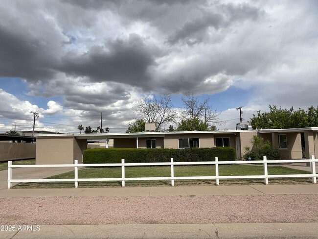 Building Photo - 4635 N 11th Pl