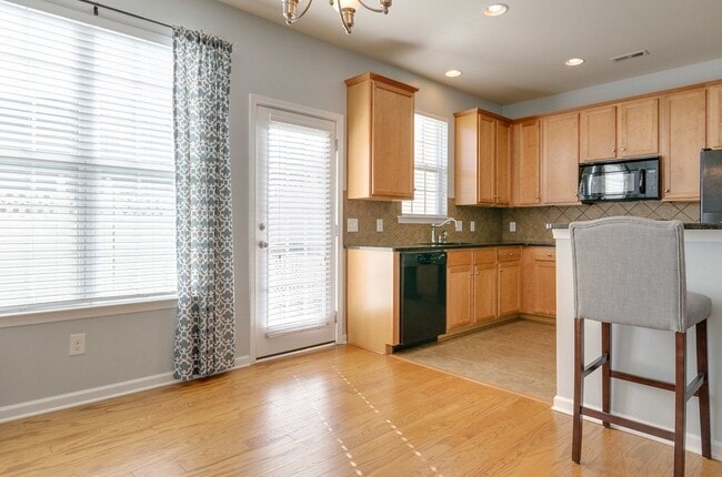 Building Photo - "Charming 3-Bedroom Home with 2 Full Baths in Beautiful Belmont!"