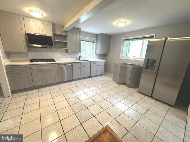 Building Photo - 10710 Maple St