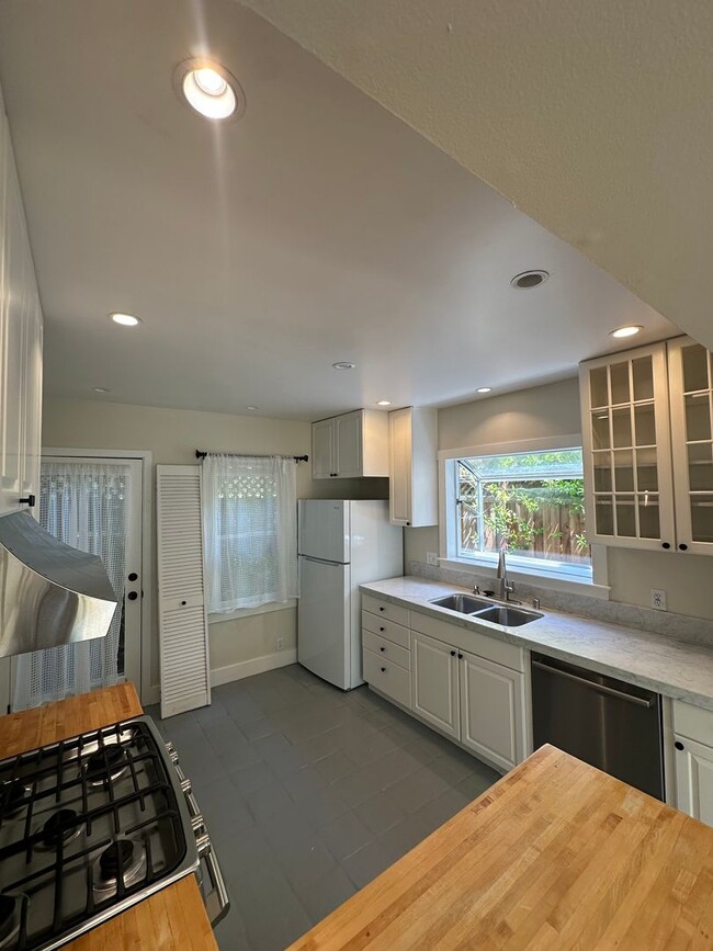 Building Photo - Comfy and charming 2 bedroom, best Palo Al...