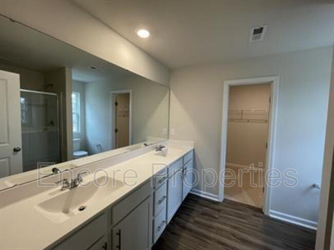 Building Photo - 800 Bellewood Gardens Dr