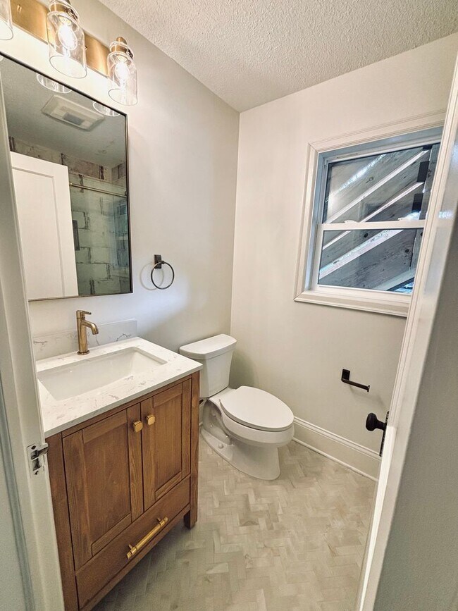 Building Photo - Stunning 2 Bedroom Home in The Heart of Go...