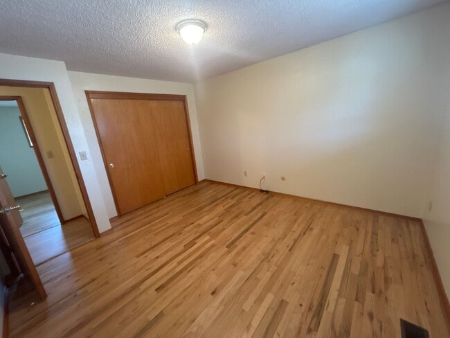 Building Photo - Beautiful 3 Bedroom 1 1/2 Bath with Huge Fenced Backyard! Tour Today!