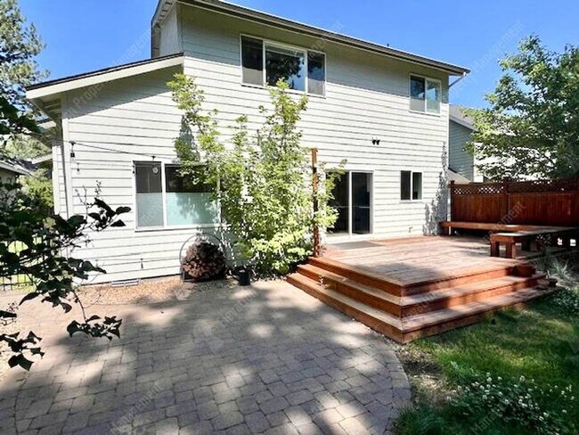 Building Photo - Beautifully updated 3 BR on west side of Bend