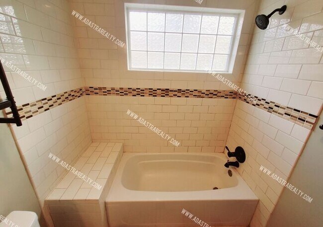 Building Photo - Beautiful Home in Mission, KS-Available NOW!!!