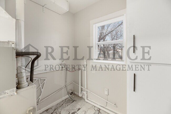 Building Photo - 2222 S Laura St