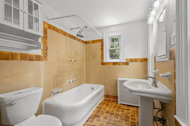 Building Photo - 121 Walworth Ave