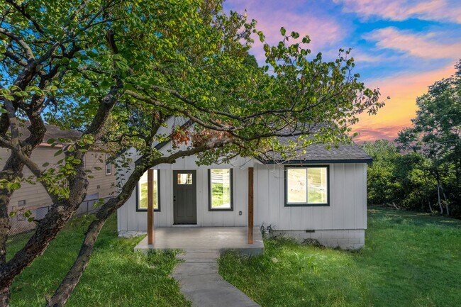 Primary Photo - Gorgeous 3 bedroom 2 bathroom home