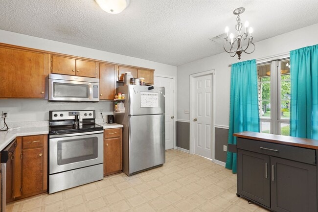 Building Photo - Charming Brick Single Family Home in Hinesville For Lease!