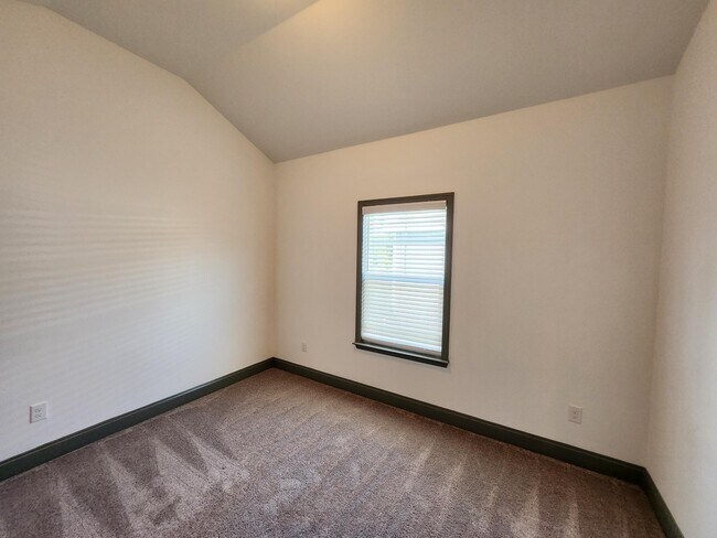 Building Photo - 5814 Whispering Pnes Wy