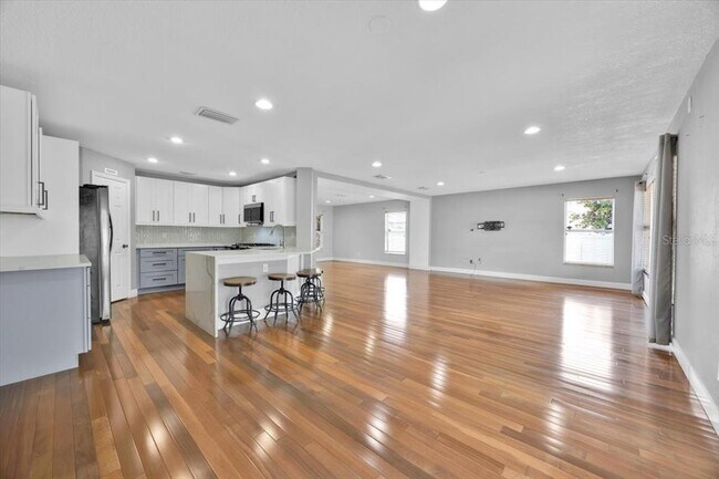 Building Photo - 409 Rona Ln
