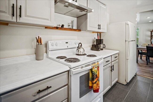 Building Photo - 272 W Carmel Valley Rd