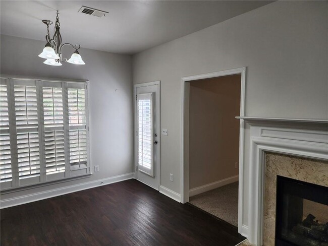 Building Photo - 465 Roland Manor Dr