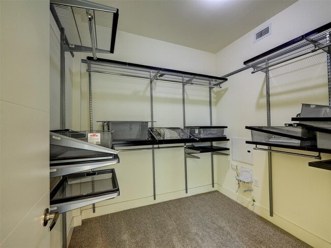 Building Photo - 604 N Bluff Dr