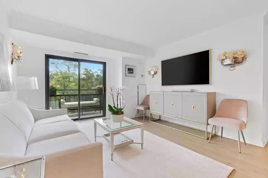 Building Photo - 2111 Wisconsin Ave NW