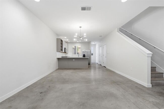 Building Photo - 801 N Bluff Dr