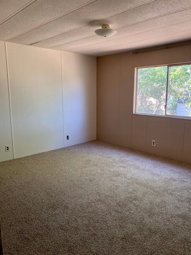 Building Photo - Large 3 bed 2 bath with fenced back yard