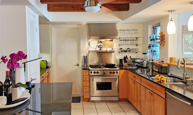 Building Photo - 329 Bernard Ave