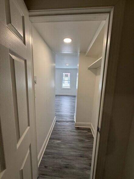 3RD ROOM - 424 W Oak St