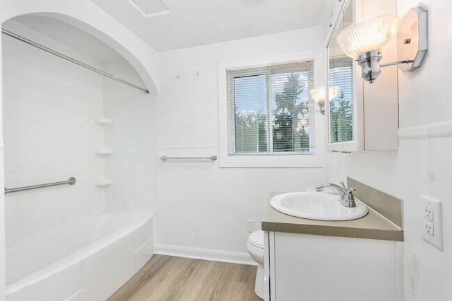 Building Photo - 2BR Upstairs Unit with Mountain Views & Private Yard – Tacoma Living at Its Best