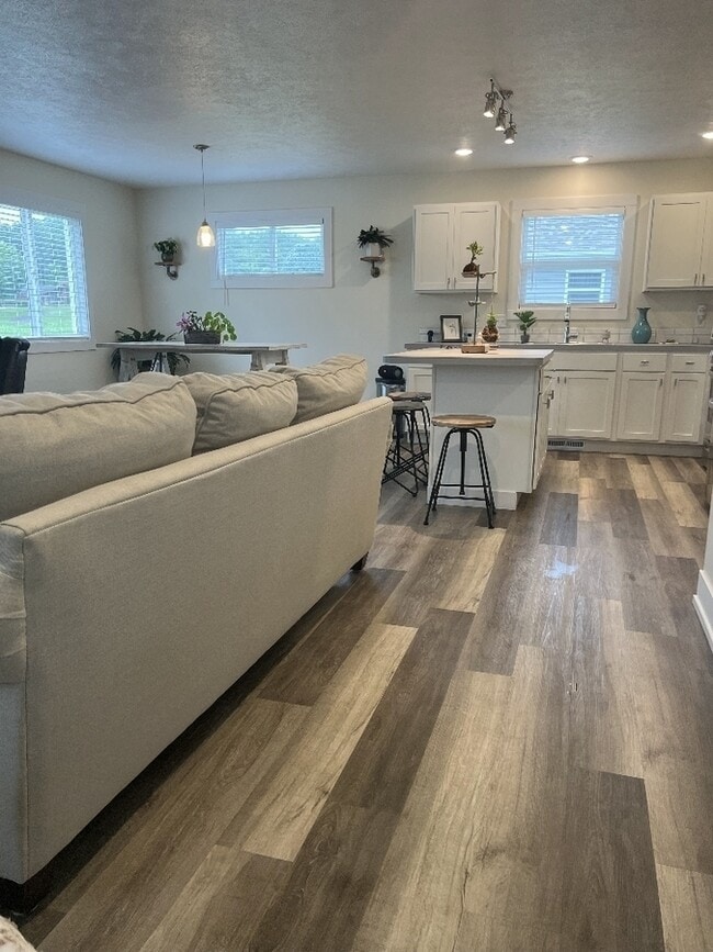 Building Photo - 3240 Babylon Rd