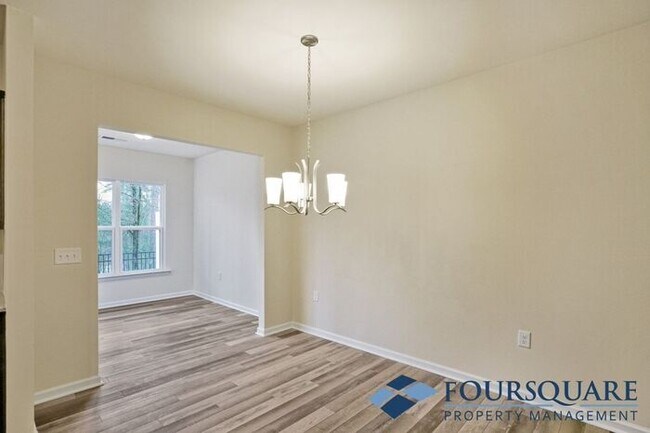 Building Photo - Spacious 3-Bed End- Unit Townhome with Mod...