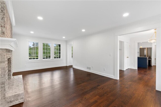 Building Photo - 1296 Hilton Dr