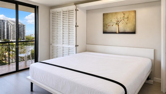 Building Photo - 540 Brickell Key Dr