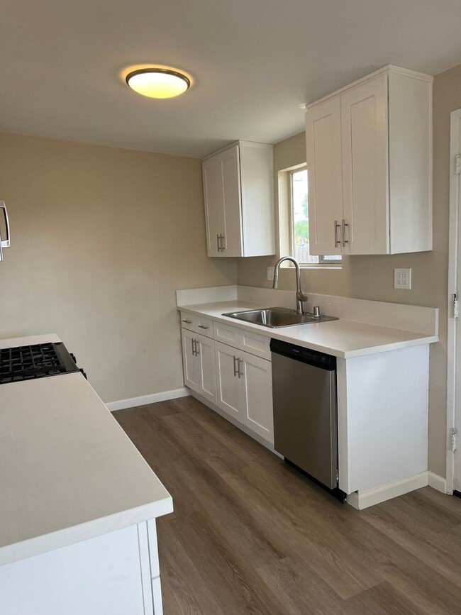 Building Photo - Updated 3BR/2BA home w/yard and garage in ...