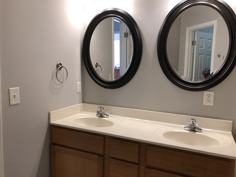 Master Ba Dual Sinks - 112 Willowfield Ln