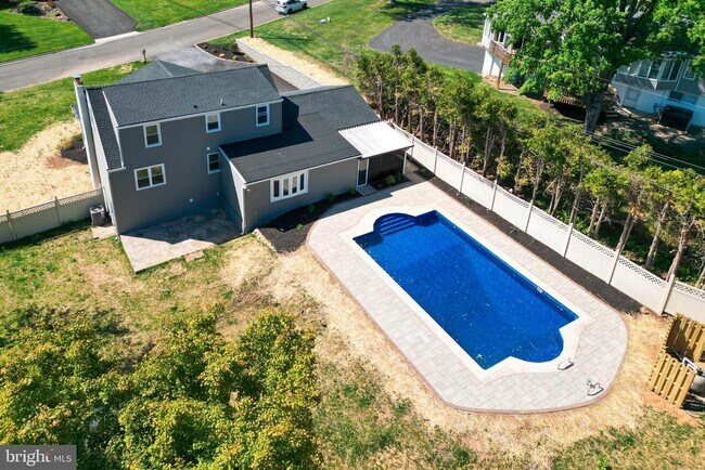Building Photo - 248 Penncrest Dr