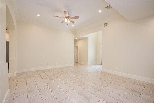 Building Photo - 10572 Twin Oak Dr