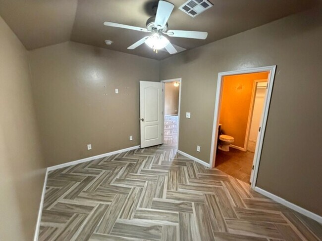 Building Photo - Adorable OKC home with 3 bed, 2 bath, 2 car garage in Mustang Schools!
