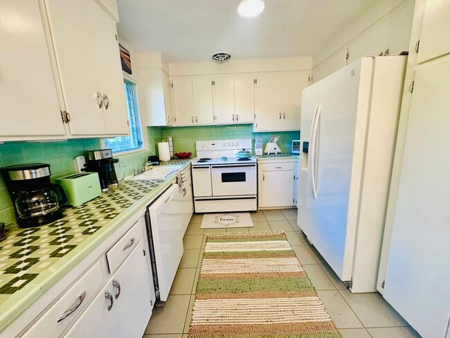 Building Photo - 27 Escalona Ave