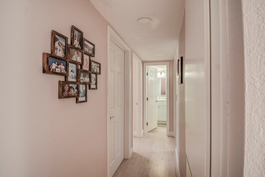 Building Photo - 11 Seamist Ct