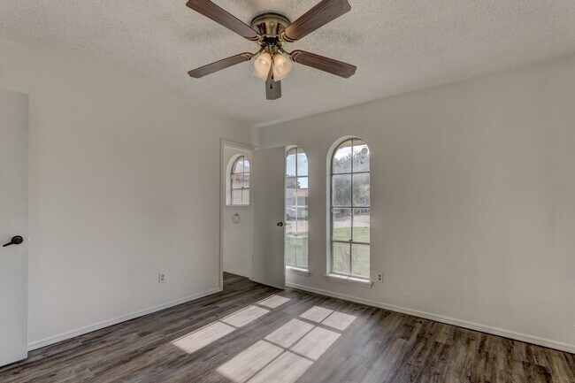 Building Photo - Cozy & Stylish Living Near ESA Park with F...