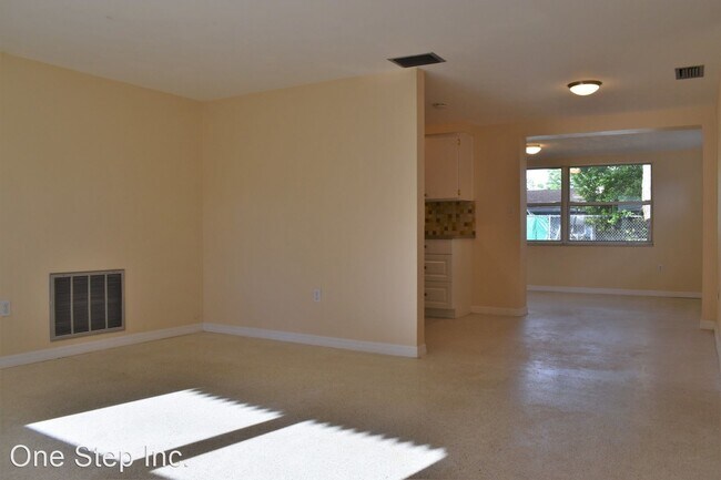 Building Photo - 2 br, 1.5 bath House - 10930 Norwood Av