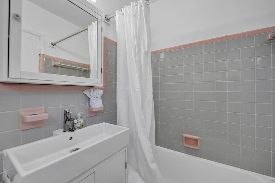 Building Photo - 335 Desoto St