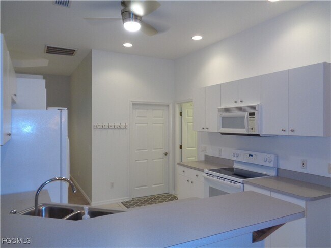 Building Photo - 2830 SW 35th Ln