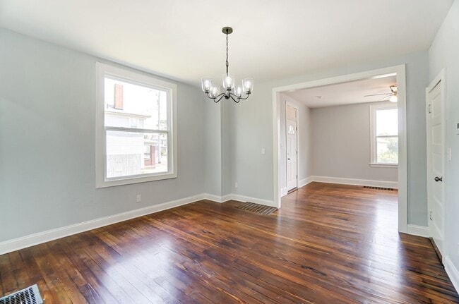 Building Photo - Spacious 3 Bedroom in Hamilton!