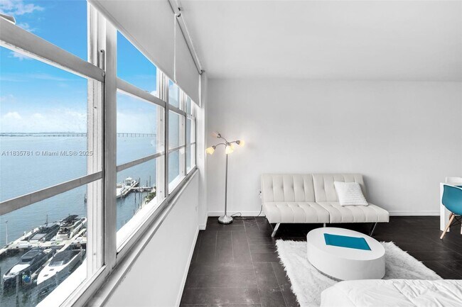 Building Photo - 801 Brickell Bay Dr
