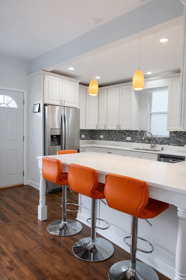 Building Photo - 4151 W Fullerton Ave