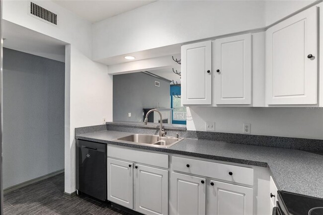Building Photo - 9127 SW 52nd Ave