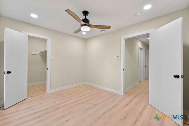 Building Photo - 2326 Aprilmont Dr